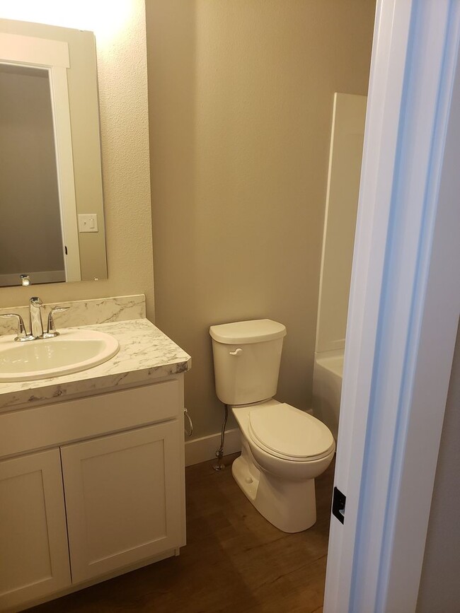 Building Photo - Ravishing 2 bed 2 1/2 bath condo in Annafield subdivision