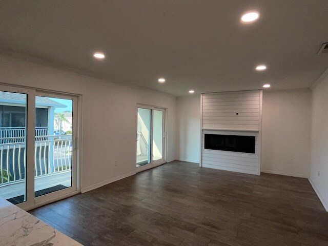Building Photo - 8811 Bay Pointe Dr