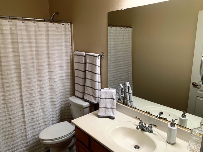 Building Photo - 4365 N Sunset Cliff Dr