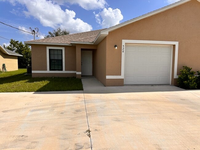 Building Photo - 528 SE 4th Terrace