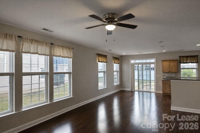 Building Photo - 121 Walnut Cove Dr