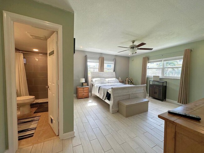 Building Photo - 300 NE 26th Ave