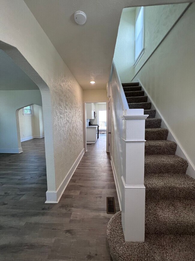 Building Photo - Updated 2BR house with Garage!