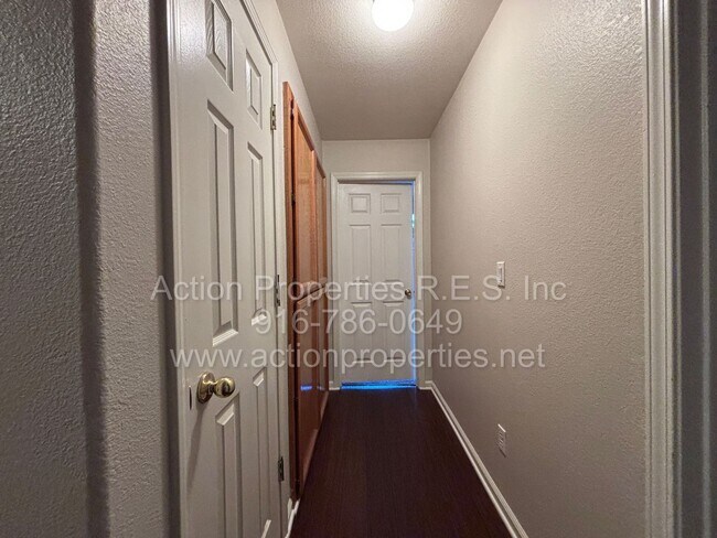Building Photo - Updated 4 Bed, 2 Bath - 3 Car Garage - New Flooring - Close to Schools, Parks, and Shopping!