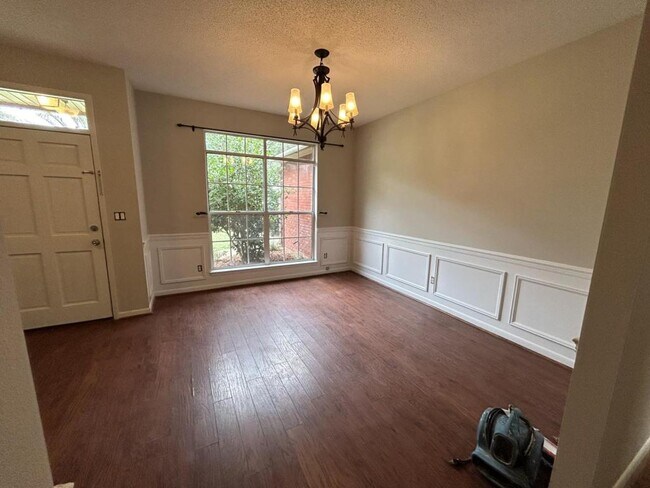 Building Photo - 1592 Parkwood Ct W