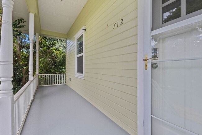 Building Photo - 712 SW 3rd Pl