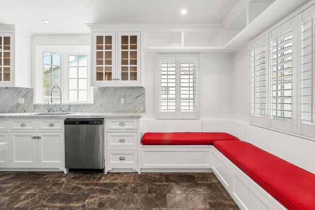 Building Photo - Designer-Done 3 Bed + 3 Bath in Prime Beve...