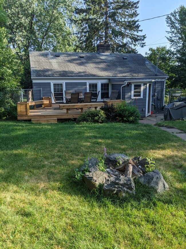 Building Photo - Amazing 4 Bedroom 2 Bathroom House with Garage!