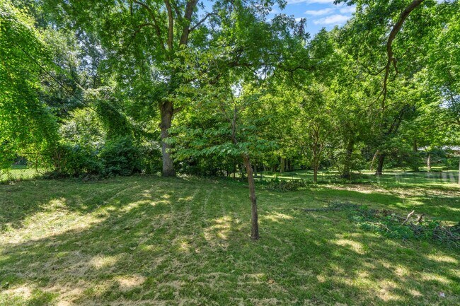 Building Photo - Totally renovated open concept with vaulted ceilings