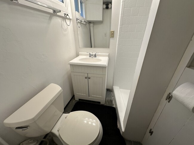 Building Photo - 1376 Darling St