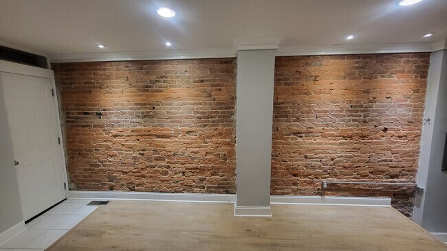 Building Photo - 816 S 5th St