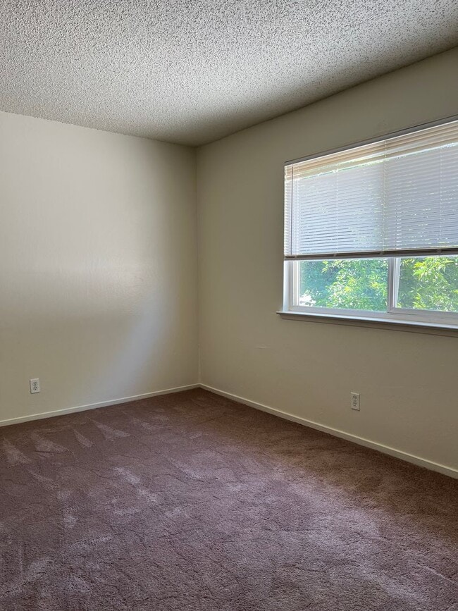 Building Photo - UPDATED 2 BEDROOM CONDO!!