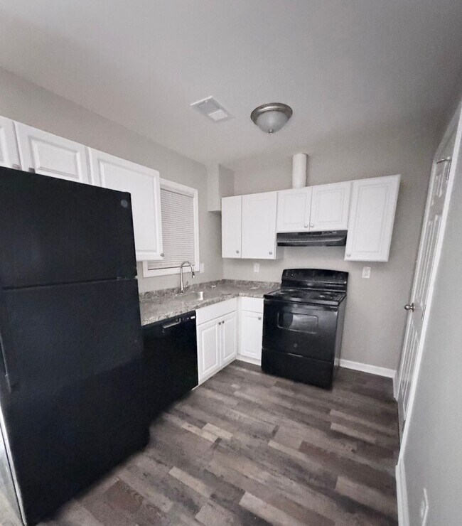 Building Photo - Newly Renovated 2-Bedroom Townhouse in a Prime Location!
