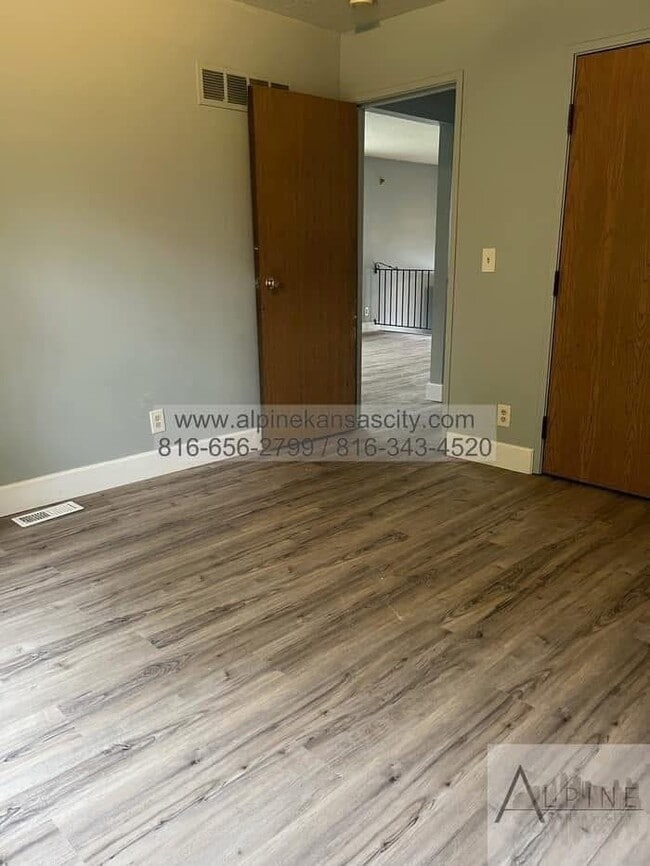 Building Photo - Spacious Duplex off Truman Rd