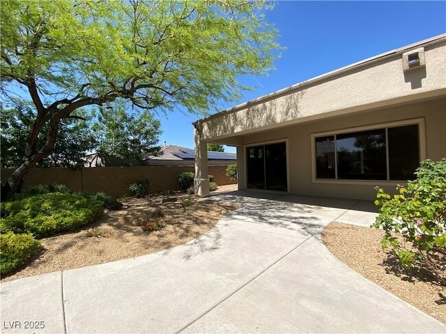 Building Photo - 17 Moraine Dr