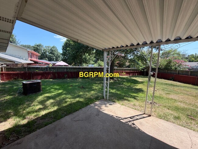 Building Photo - 2210 Crestwood Rd