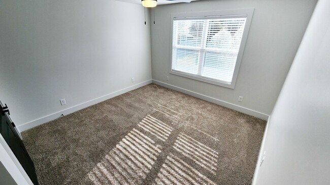 Building Photo - High-End Touches & Flexible Space in a Bea...