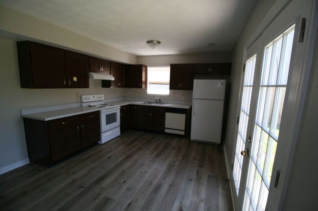 Building Photo - North Point Townhome                   260408