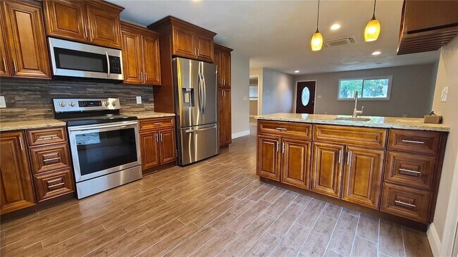 Building Photo - 1718 Cardinal Dr