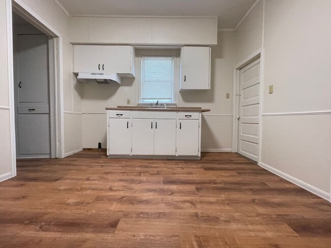Building Photo - Large Four Bedroom Home