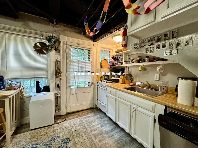 Building Photo - 5 Champney Pl
