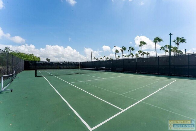 Building Photo - 18 S Bay Hill Dr