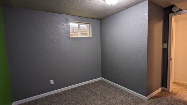 Building Photo - 5 BED/2 BATH RANCH HOME W/FINISHED BASEMEN...