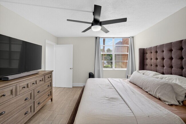 Building Photo - 9480 Tangerine Pl