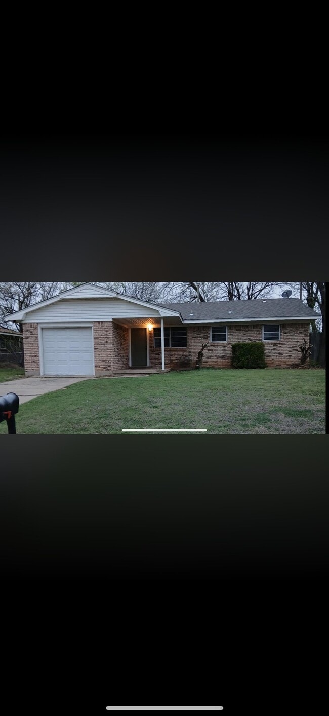 Building Photo - 3808 SE Bedford Dr