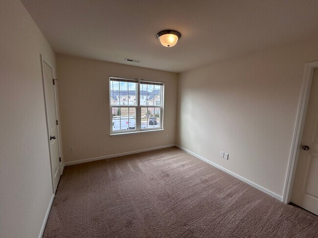 Building Photo - Coming Soon! 3/2.5 High Point Townhome, just north of town near N Main St & I-74