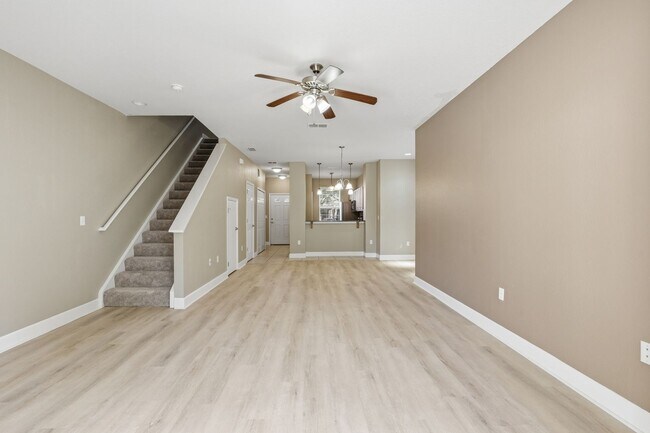 Building Photo - Conveniently located condo in Grantwood