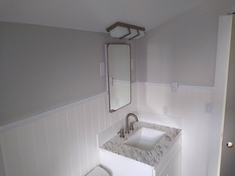 Upstairs Bathroom Southeast - 3905 Almira Dr
