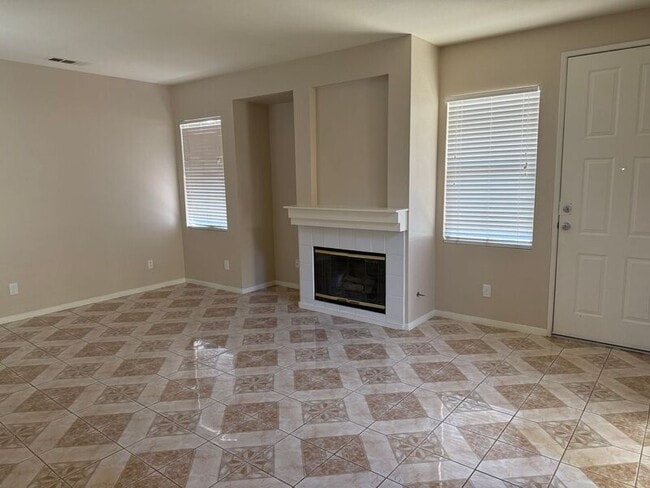 Building Photo - 39545 Warbler Dr