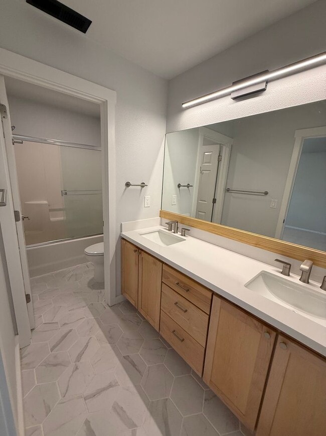 Building Photo - Beautifully Maintained 2 Bed/ 2.5 Bath - River Canyon Estates