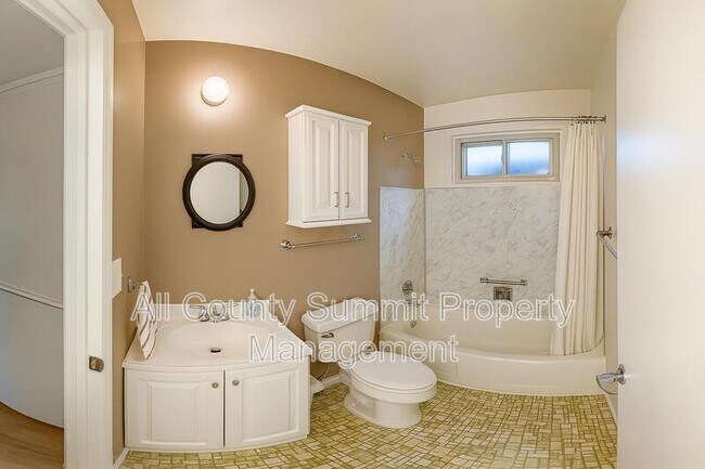 Building Photo - 9001 Hickory Pl