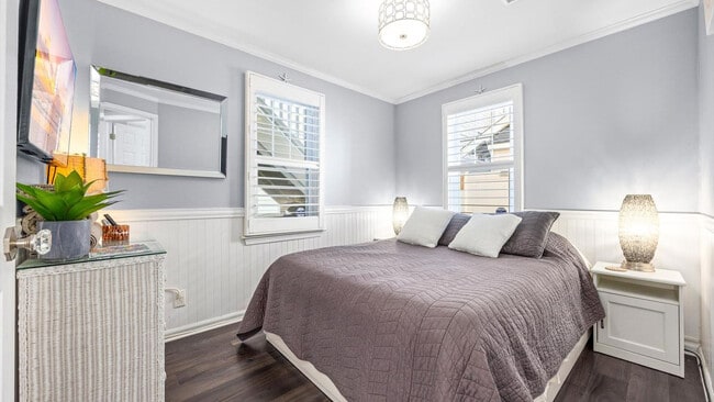 Building Photo - 816 St James Pl