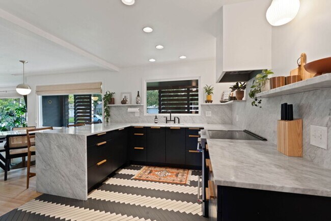 Building Photo - Beautiful Single Family Home!