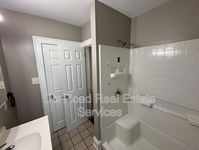 Building Photo - 4539 Mayhew Ave