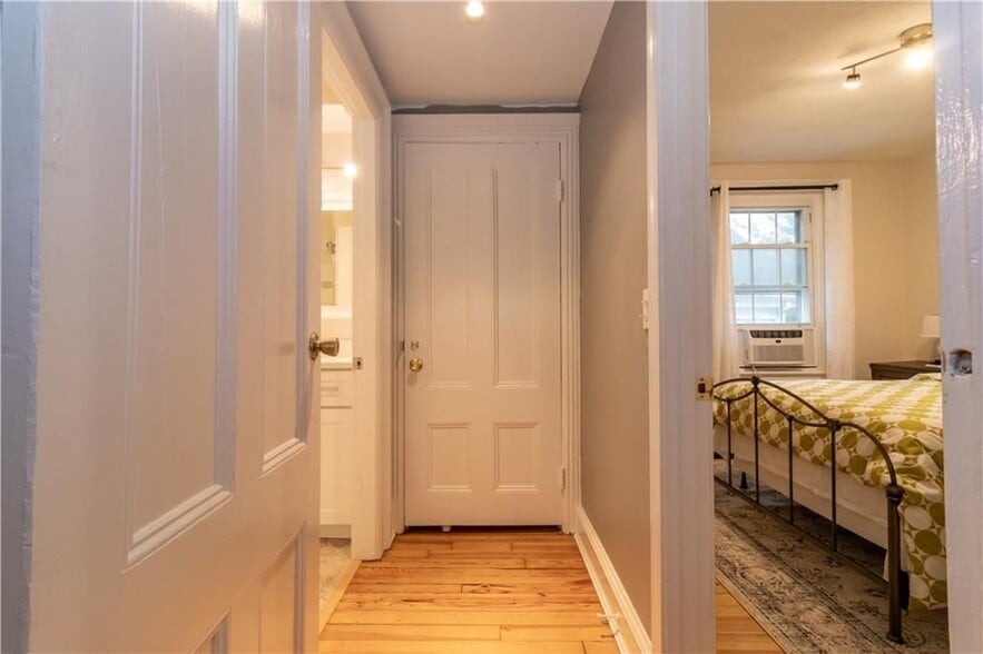 Building Photo - 21 School St