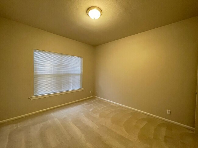 Building Photo - 2 Bed 2 Full Bath Townhome Style Apartment w/Attached Garage