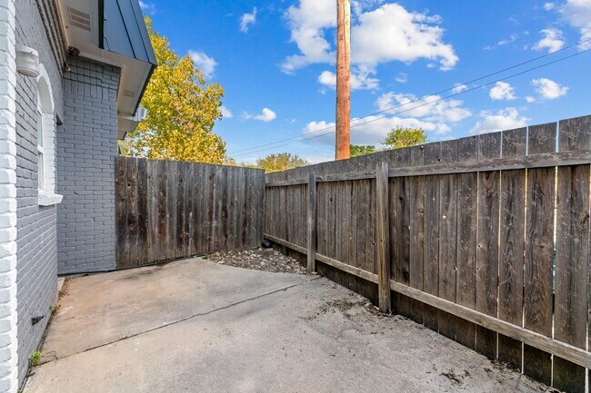 Building Photo - 5005 Manor Rd