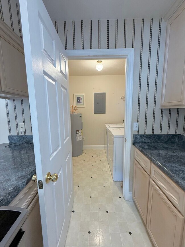 Building Photo - Charming 3BR Home in a Prime Tallahassee Location!!