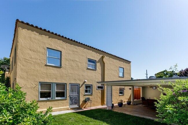 Building Photo - 818 Collier Dr