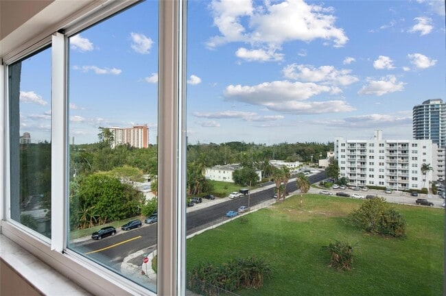 Building Photo - 720 Bayshore Dr