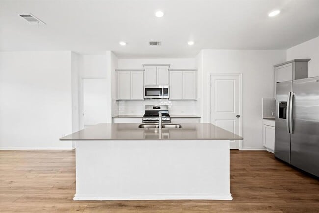 Building Photo - 215 Silver Springs Bend