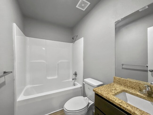 Building Photo - Charming 3-Bed, 2-Bath Ranch style duplex in the Colonial Gardens