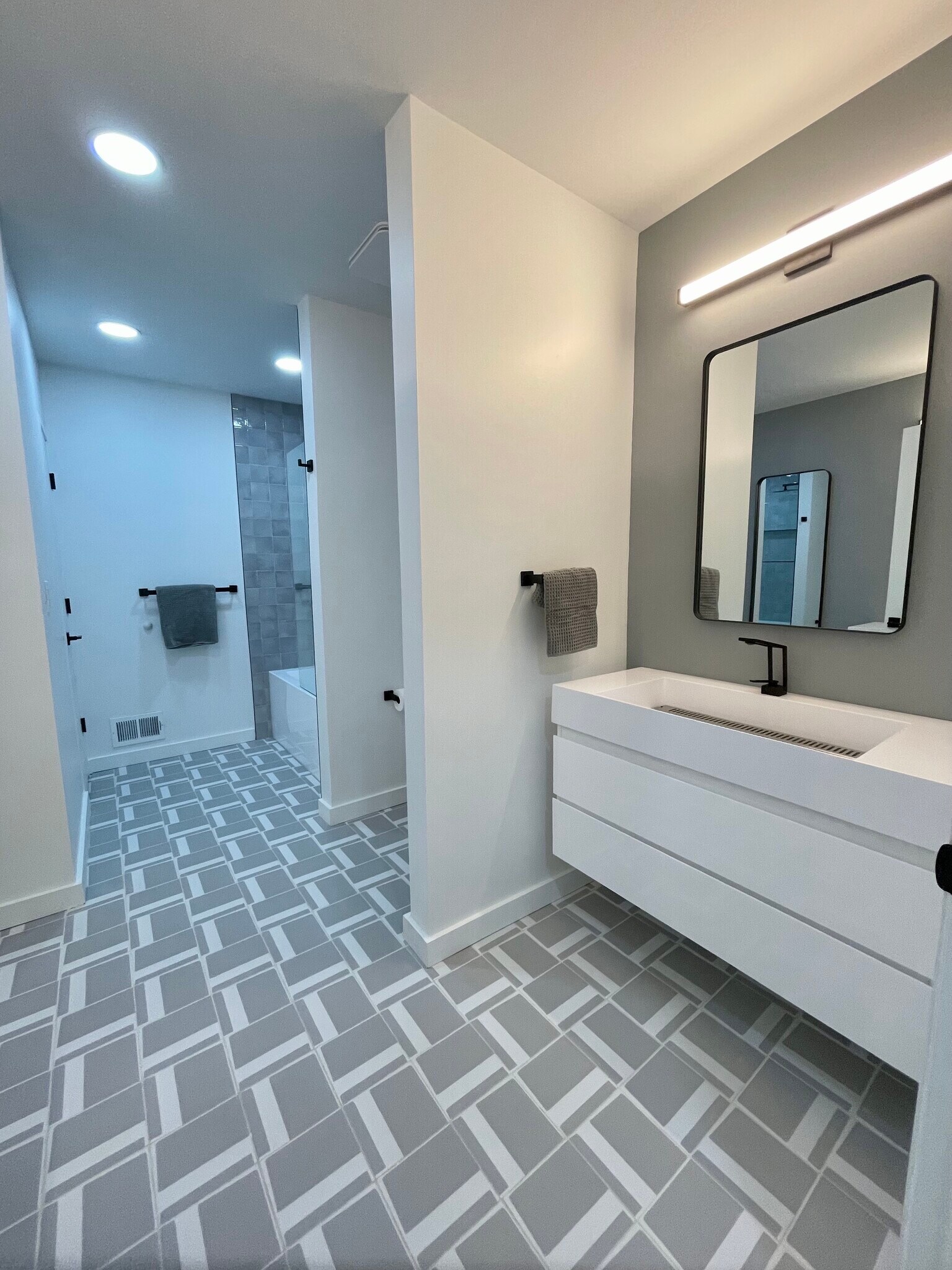 Building Photo - 323 Gross St