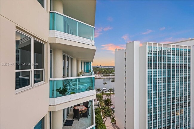 Building Photo - 5025 Collins Ave