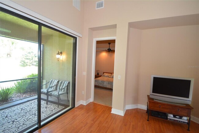 Building Photo - 16 River Point Dr