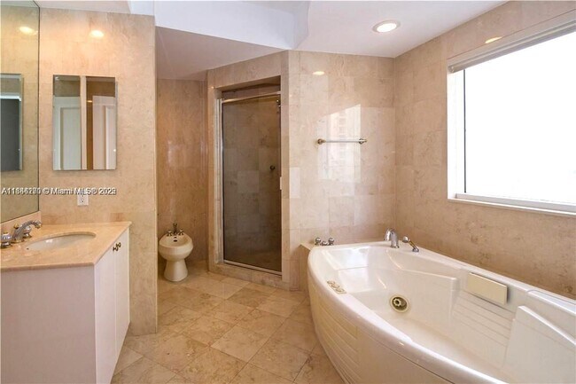 Building Photo - 785 Crandon Blvd